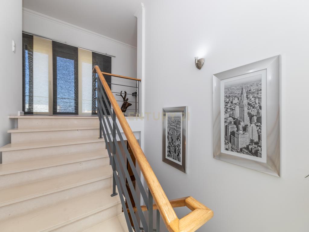 🌳 Moradia T4 Isolada com Jardim e Terraço na Quinta da Serralheira 🌞 - Image 48
