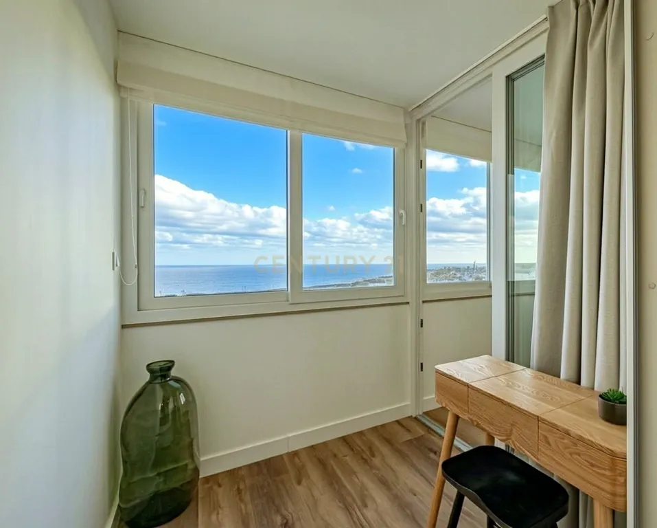 Penthouse T3 de Luxo no 20.º e Último Piso | Vista Mar Única sobre Ponta Delgada - Image 10