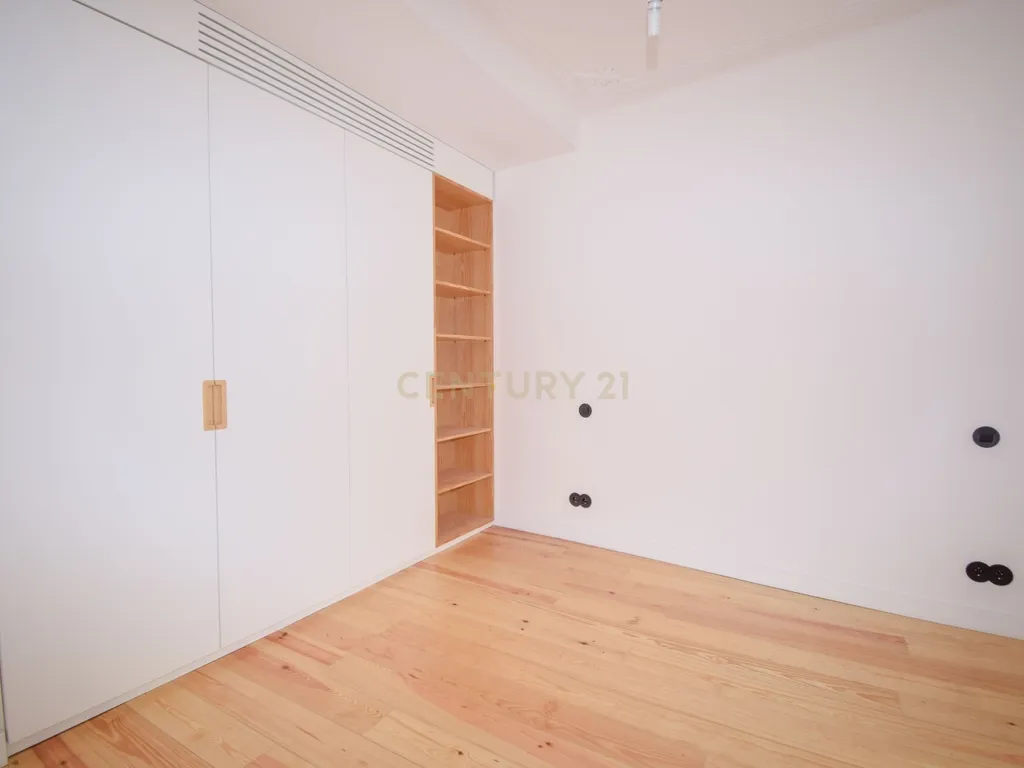 Duplex em prédio totalmente reconstruído, com acabamentos de excelência - Image 9
