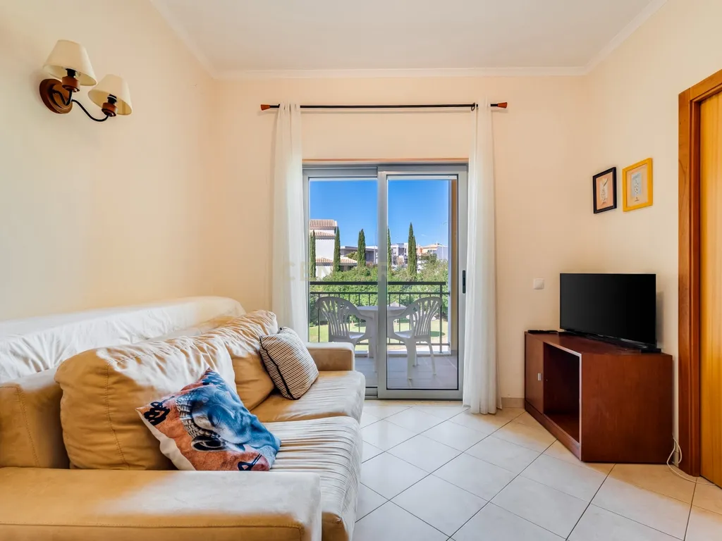 OPORTUNIDADE UNICA EM ALCANTARILHA - APARTAMENTO PARA VIVER OU RENTABILIZAR, PERTO DE TODOS OS SERVIÇOS E COMODIDADES - Image 4