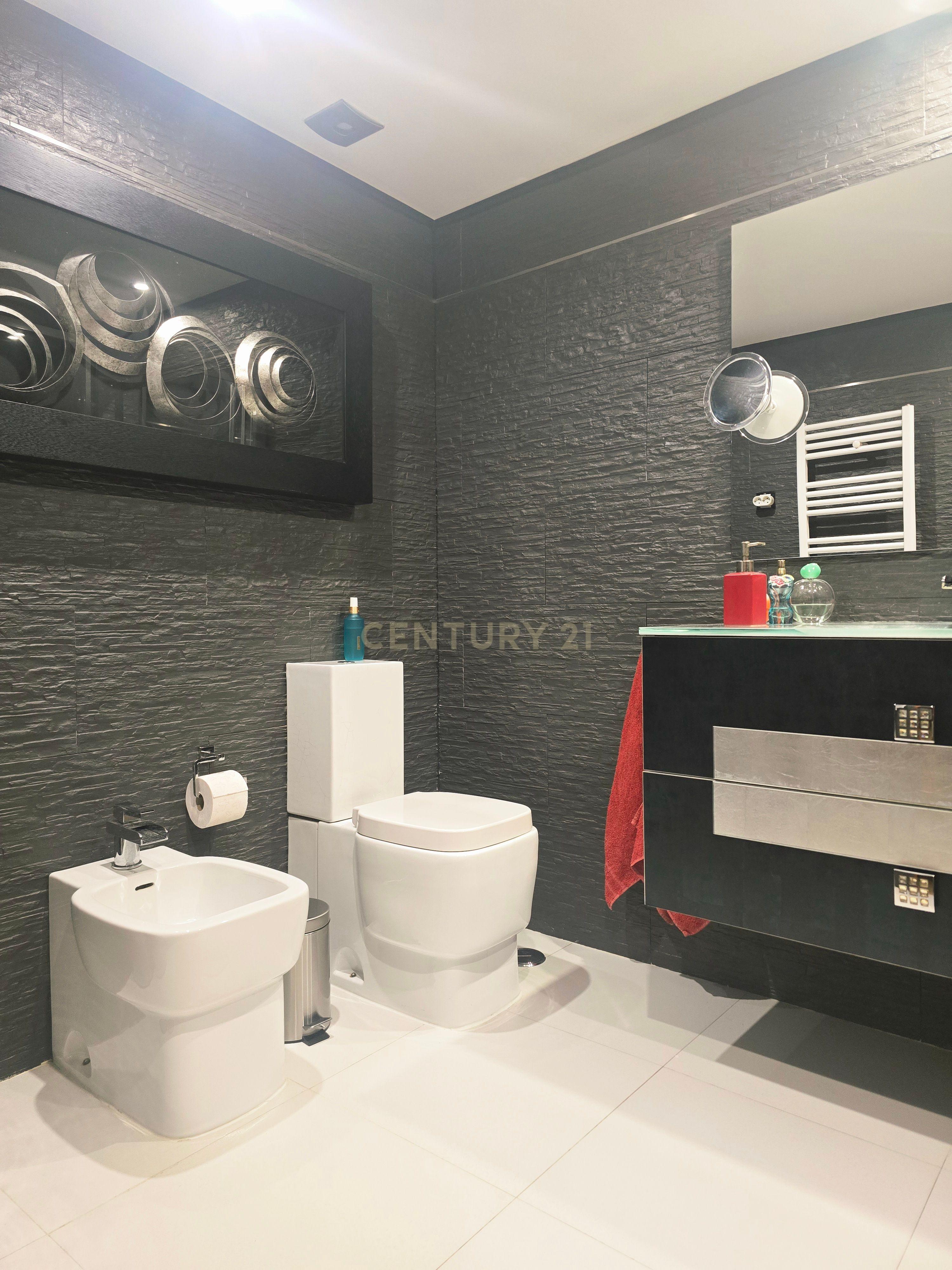 Fotografia 11 de Apartamento T2 com boas áreas, luminosidade, duas varandas fechadas e arrecadação | Tapada das Mercês
