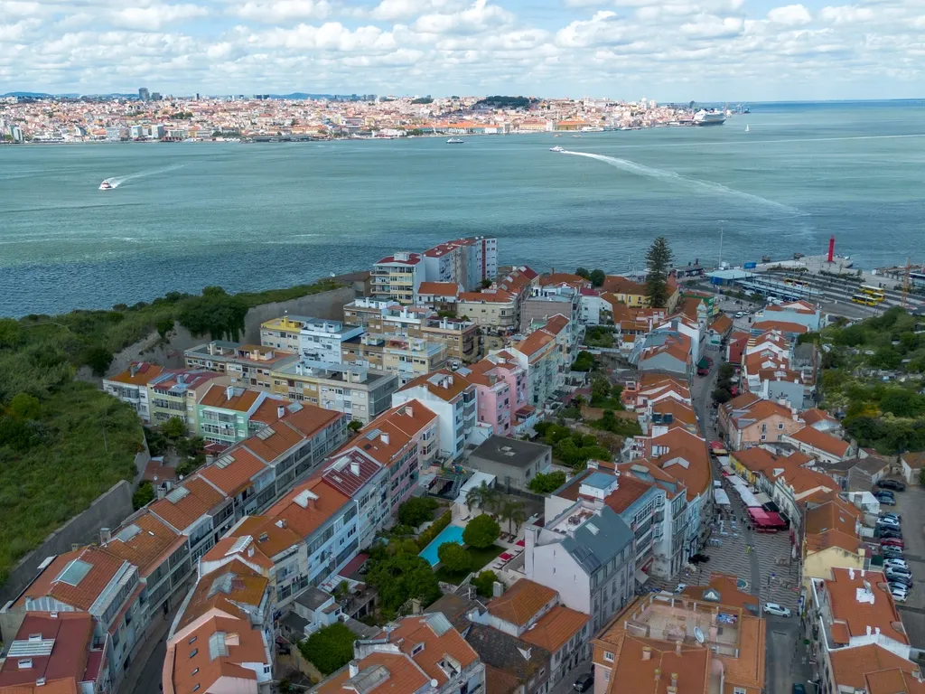 Apartamento T4 com Terraço de 60m² em Cacilhas/Almada - Image 21