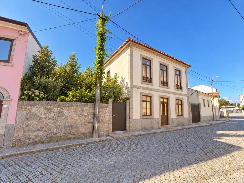 Moradia para Reabilitação Total com Projeto de Arquitetura | Vila Nova da Telha, Maia - Image 2