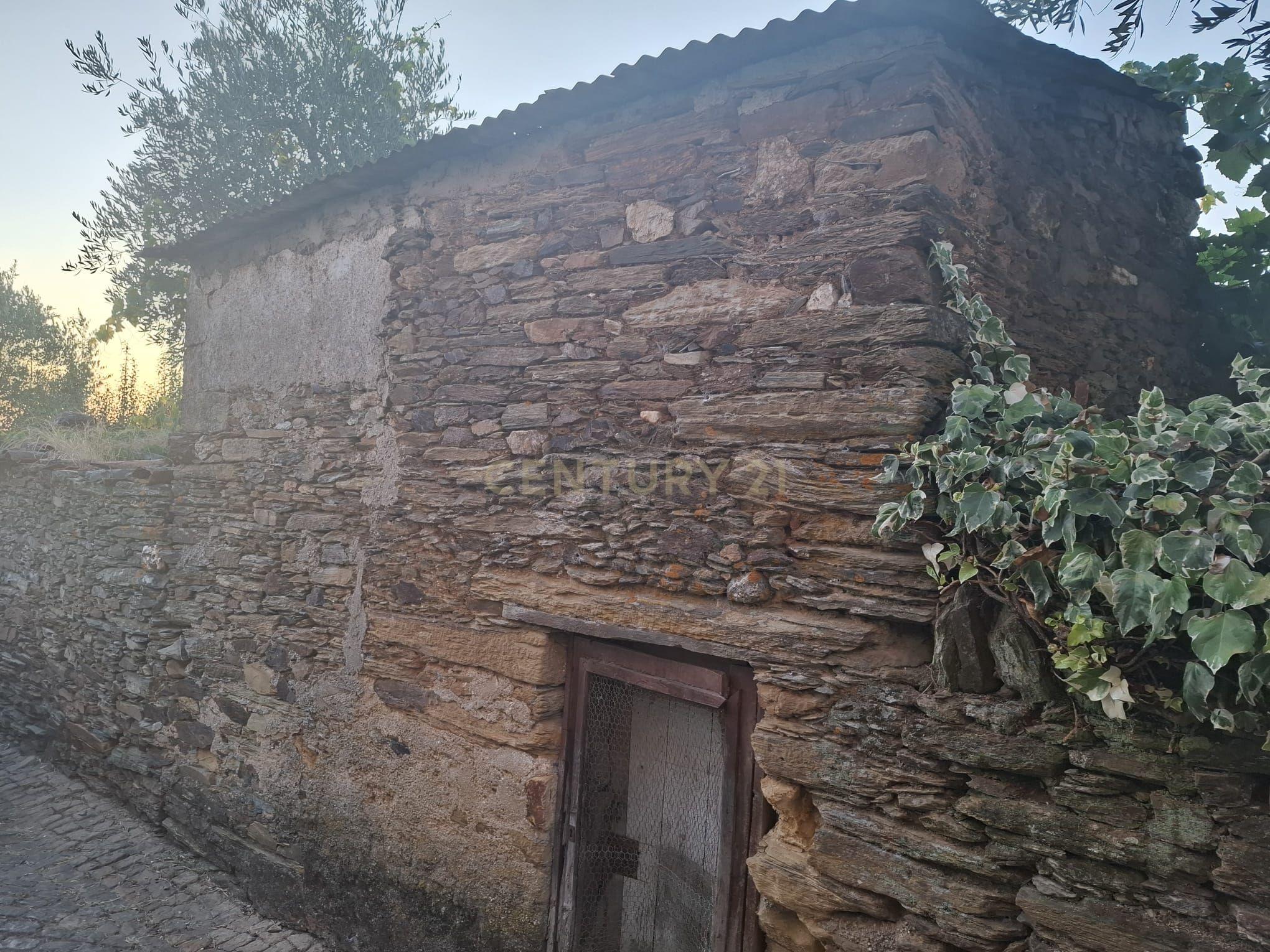 Ruína com Vista para a Montanha em Sarnadas de Ródão