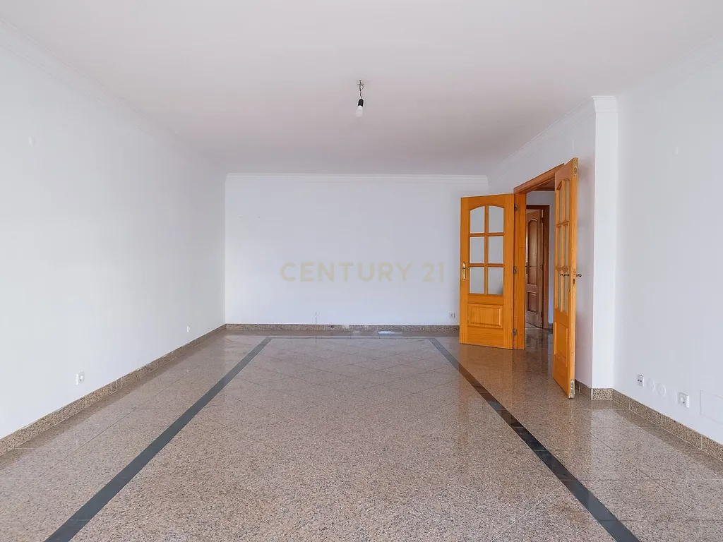 Apartamento T3 luminoso na Parede com varandas, garagem e arrecadação - Image 3