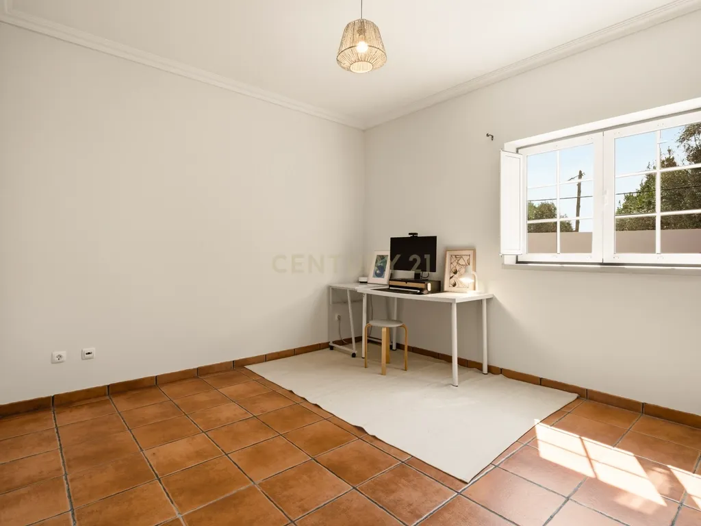Moradia T3+1 de Charme em Santarém: Privacidade Absoluta, Fibra e Proximidade a Lisboa - Image 33