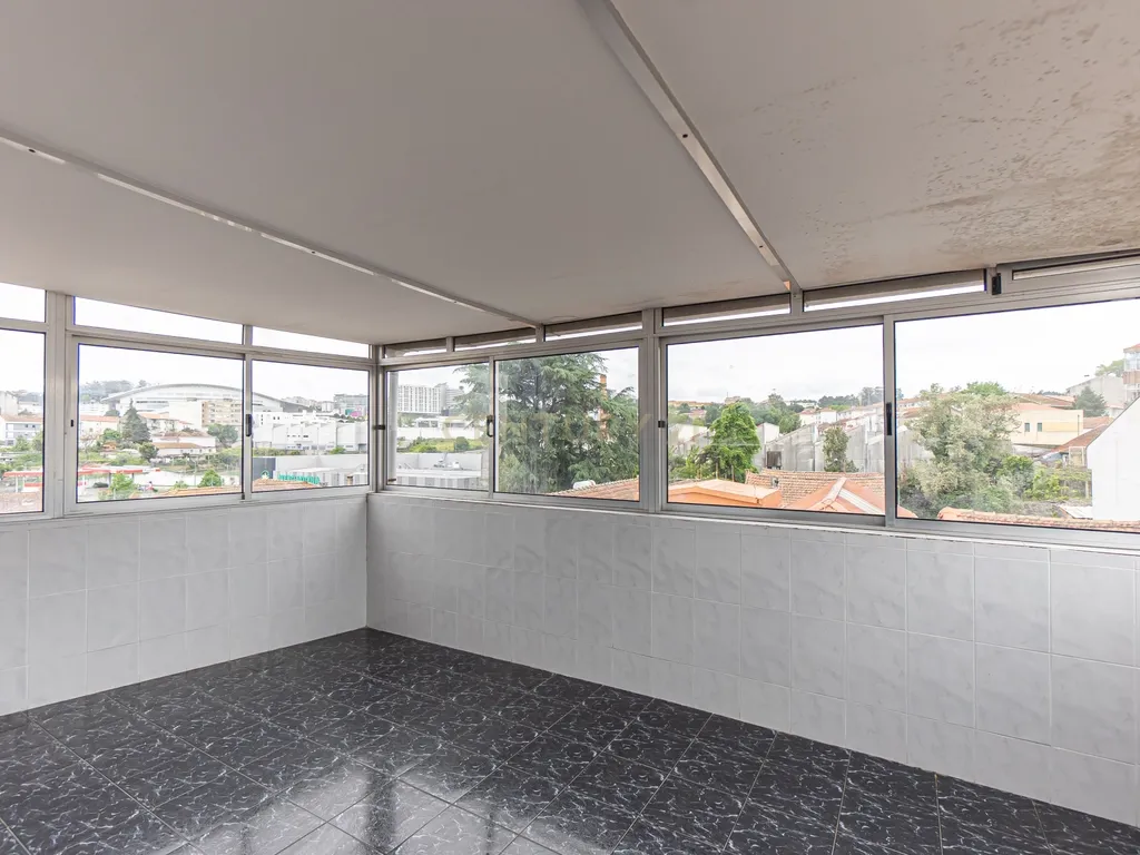 T2 Renovado com Vista Cidade – Rua de São Roque da Lameira, Campanhã - Image 17