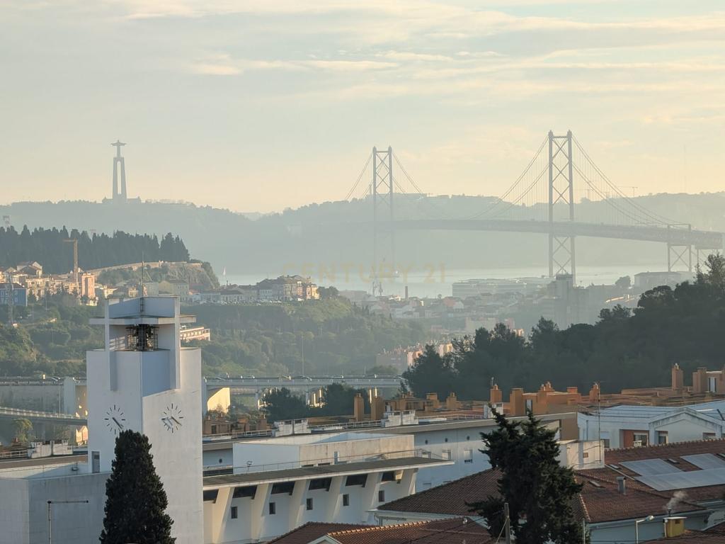 Apartamento T2 Renovado com Vista Panorâmica em Lisboa - Image 23