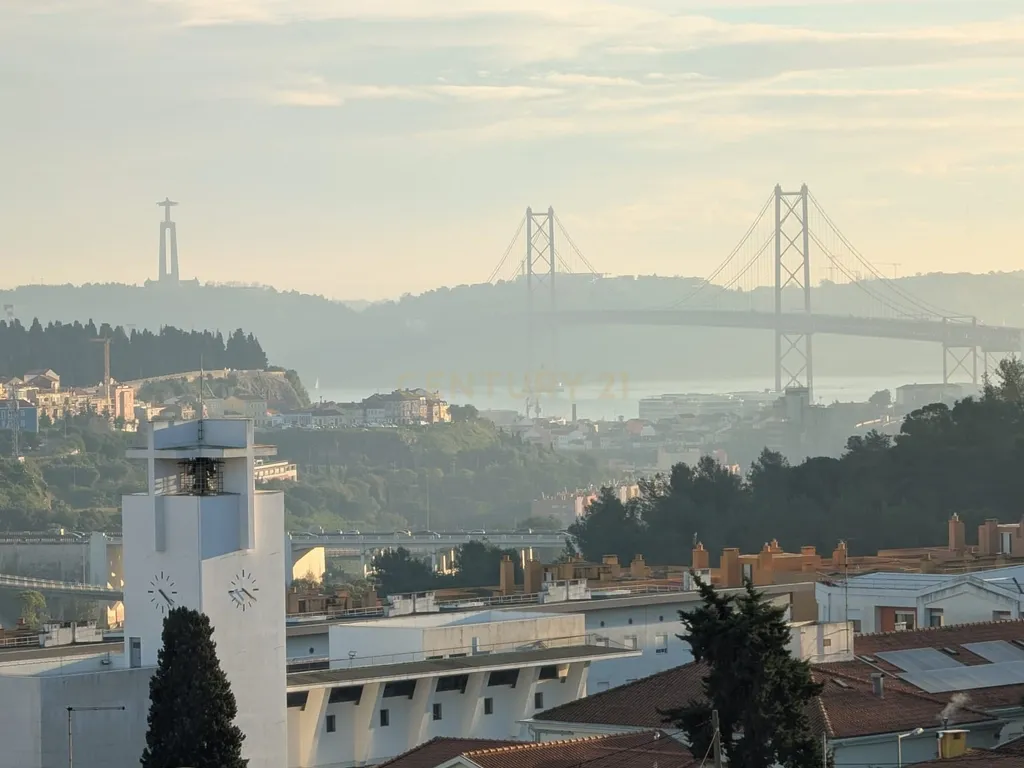 Apartamento T2 Renovado com Vista Panorâmica em Lisboa - Image 23