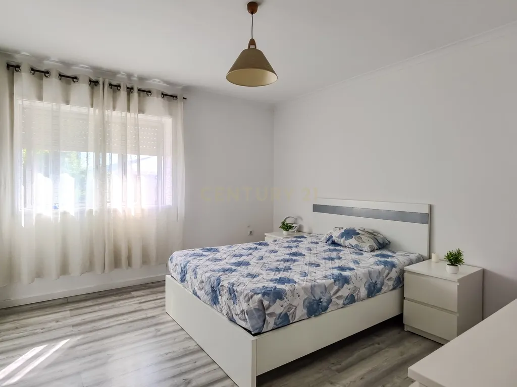 Apartamento T2, de 2 frentes, localizado em Rio Tinto, com Sótão e Garagem Box - Image 13