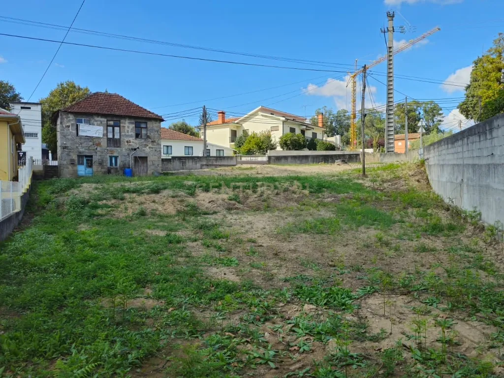 Moradia para recuperação + terreno com 1089m2 com viabilidade de construção - Image 3