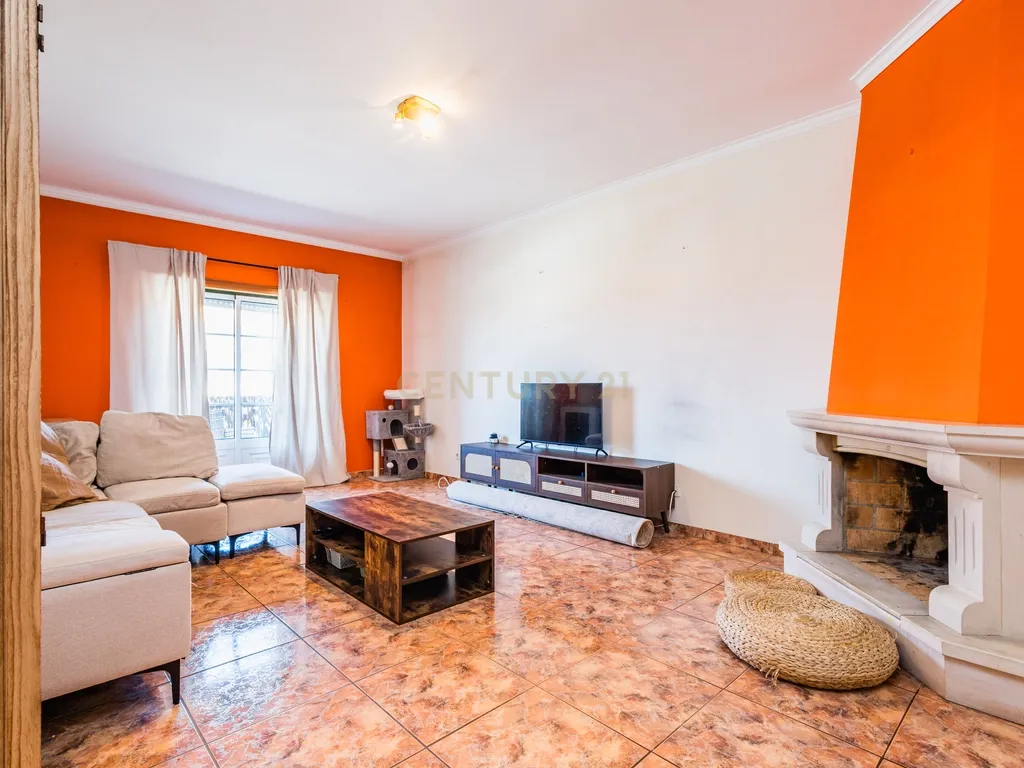 T2 com 110 m² | Espaço a Sério, Varanda e Garagem - Image 6