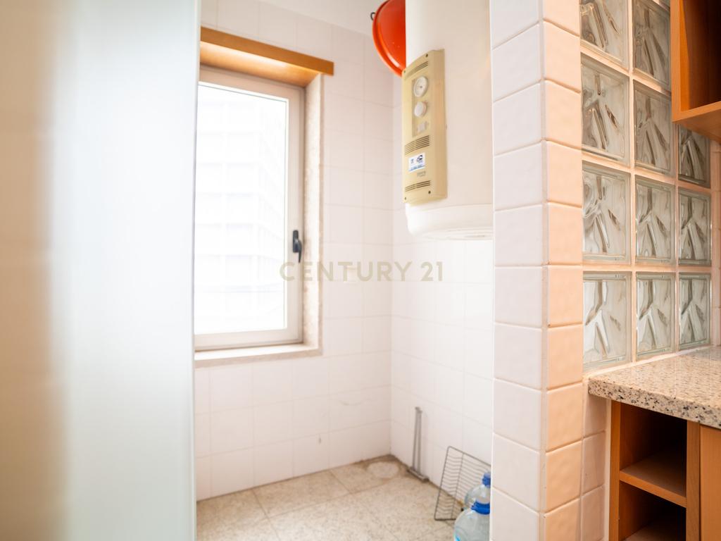 Apartamento T1 no Edifício ECRA com Lugar de Estacionamento - Image 17