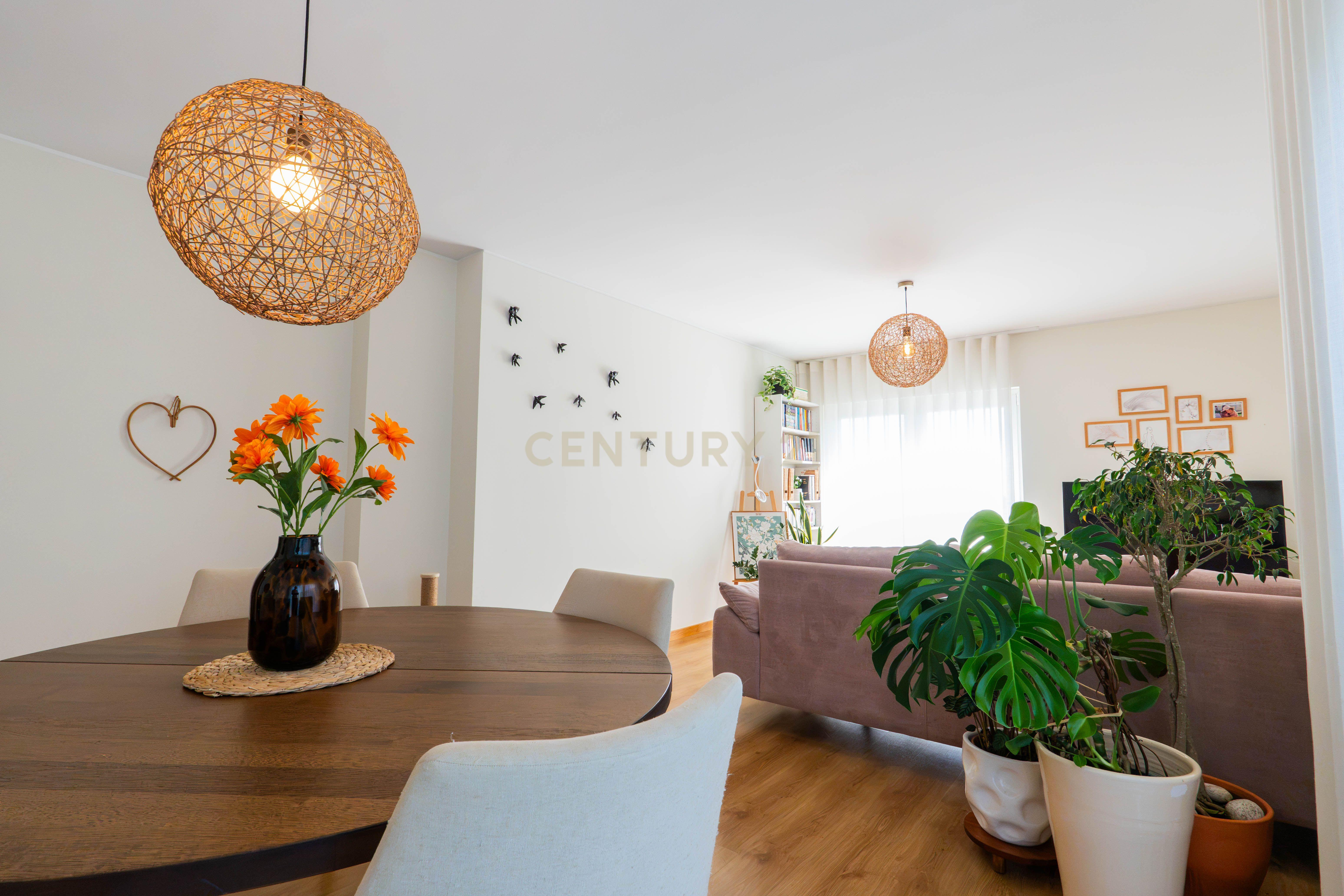Fotografia 7 de T2 com 115m² na Quinta de São Macário | Varandas | Elevador | Arrecadação | Vista de mar subtil