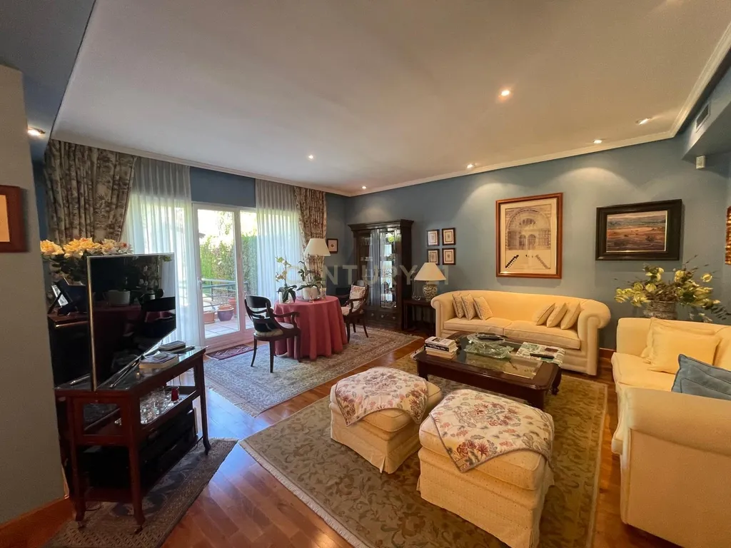 Luxuosa Moradia Renovada em Madrid com Vista para a Cidade - Image 64