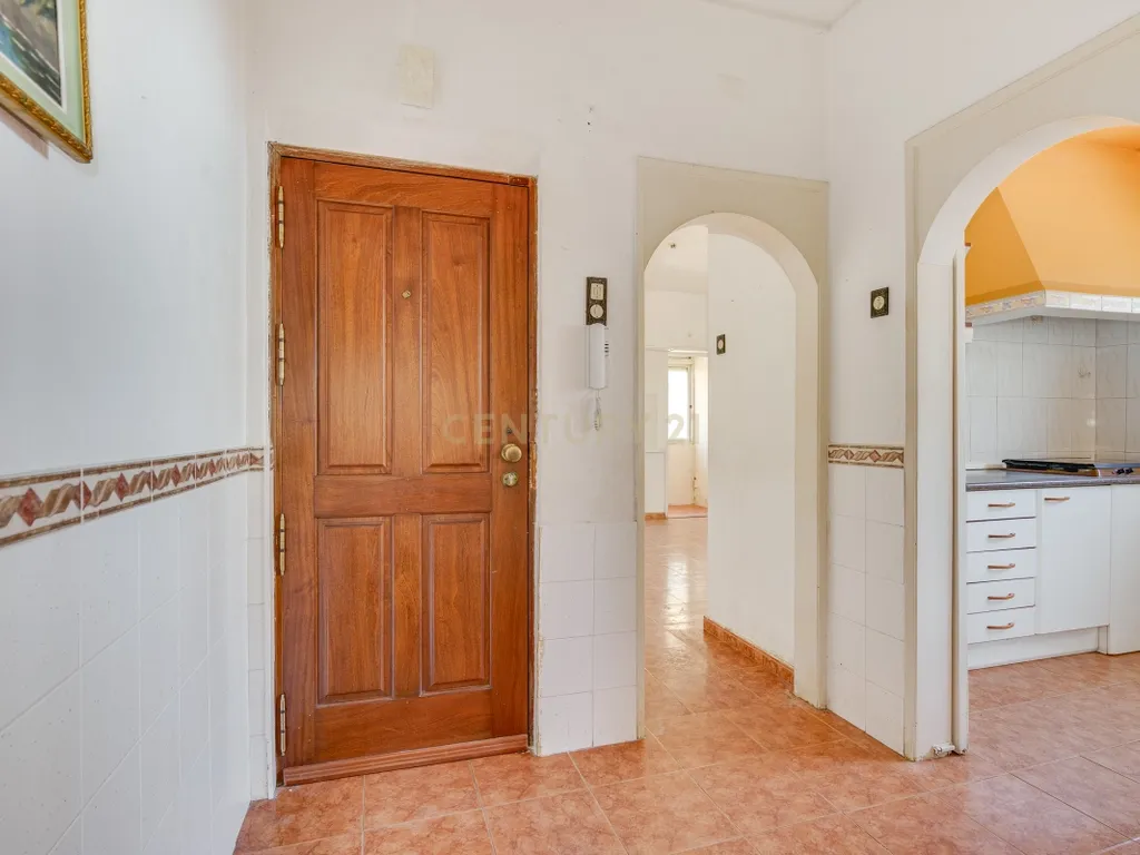 T2 Luminoso na Vila da Apelação – Espaço, Conforto e Potencial - Image 12