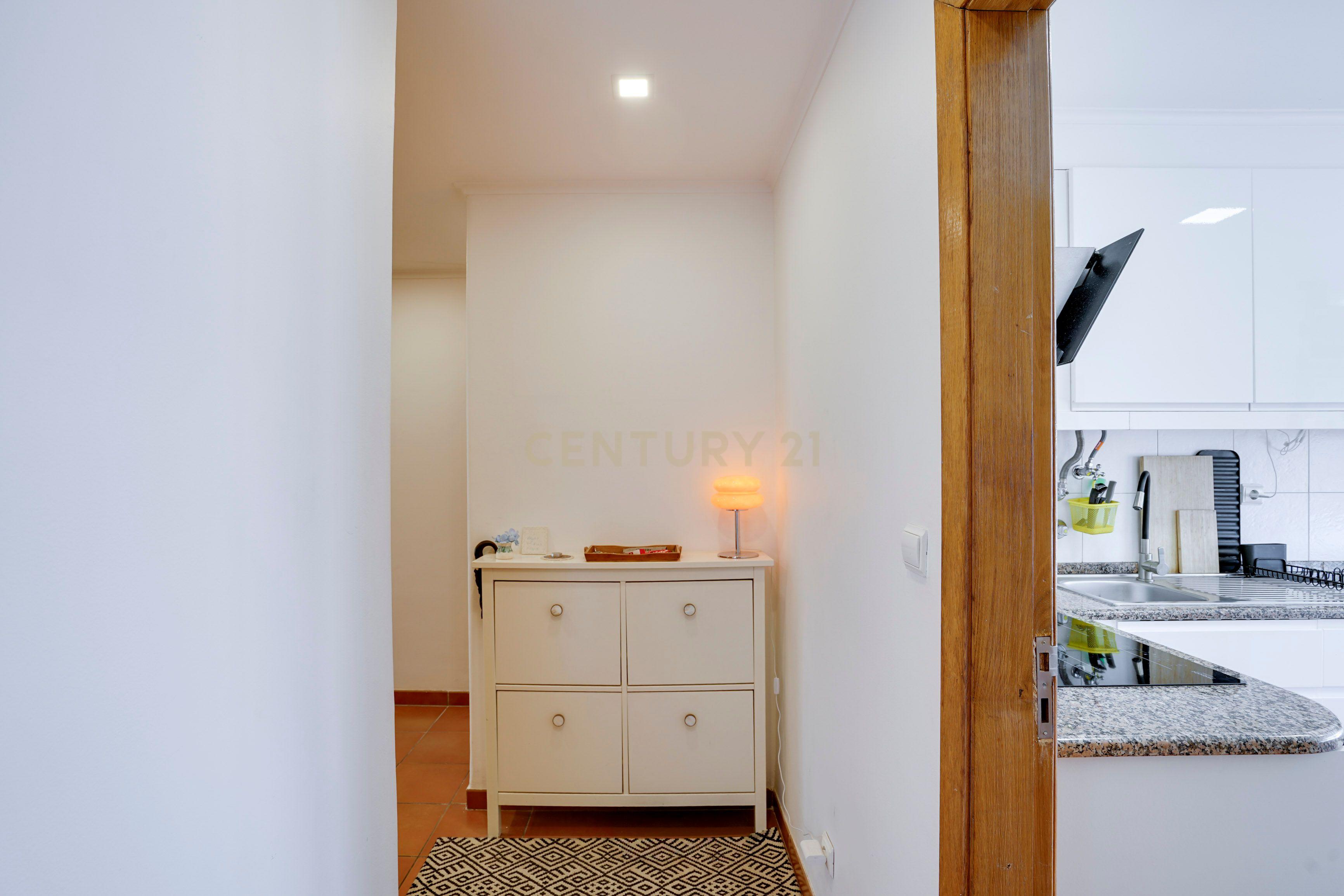Fotografia 7 de Apartamento T2 em Odivelas, perto de Metro e serviços, Lisboa