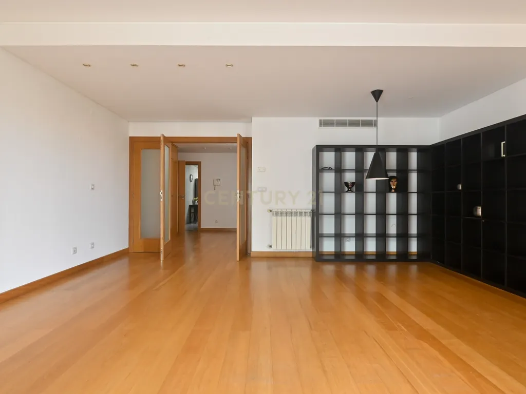 T2 com garagem, para arrendar - Av. Infante Santo (Lisboa) - Image 4