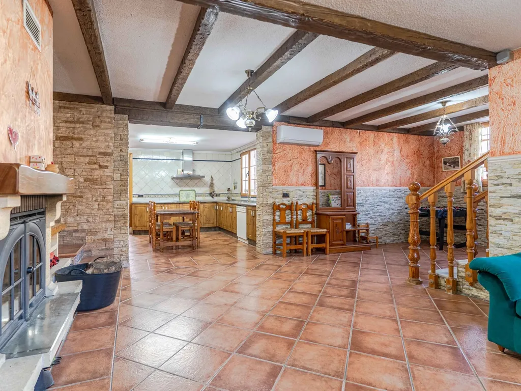 Moradia isolada em Otura com um terreno de 1.250 m², piscina, jardim e espaços para viver em paz - Image 47