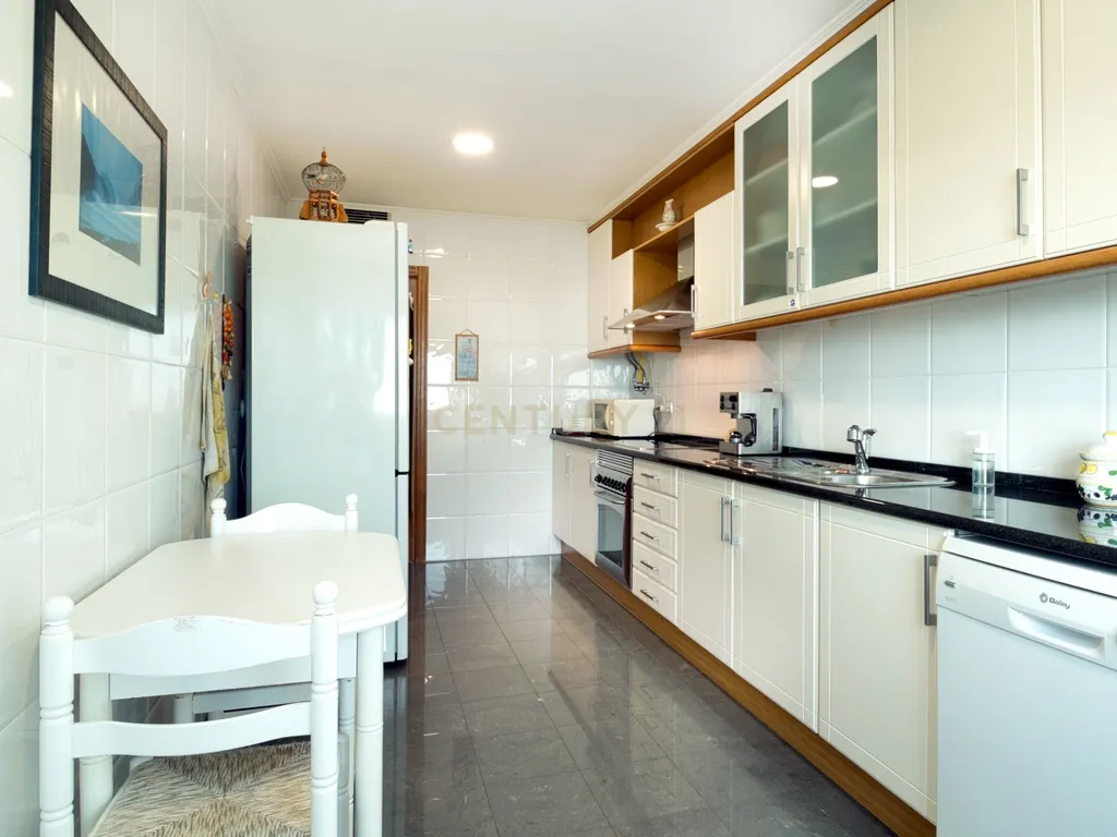 T3 espaçoso e luminoso no coração de Prior Velho - Image 8