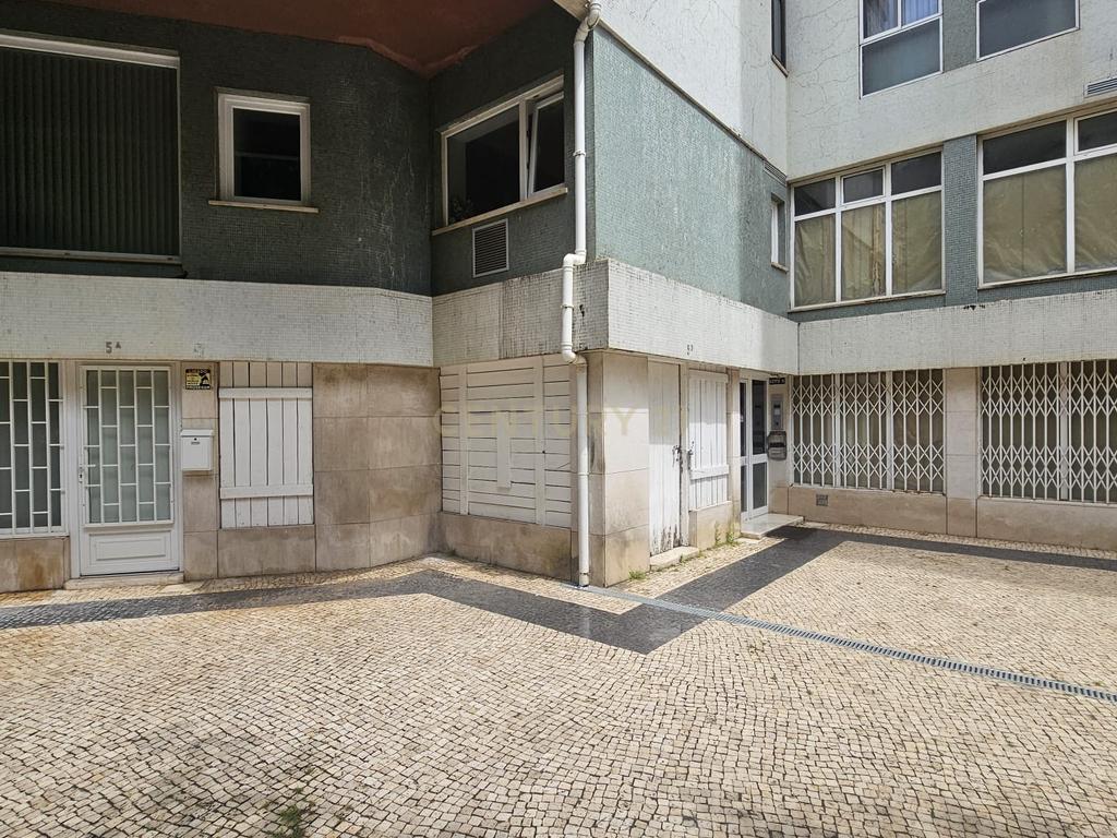 LOJA PARA VENDA EM ALGÉS – RUA MARGARIDA PALLA, 5 - Image 1