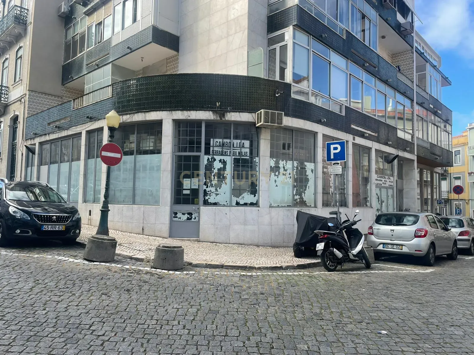 Loja/Armazém com 3 Entradas Independentes – Lisboa | 180 m² | Potencial de Conversão em Habitação - Image 1