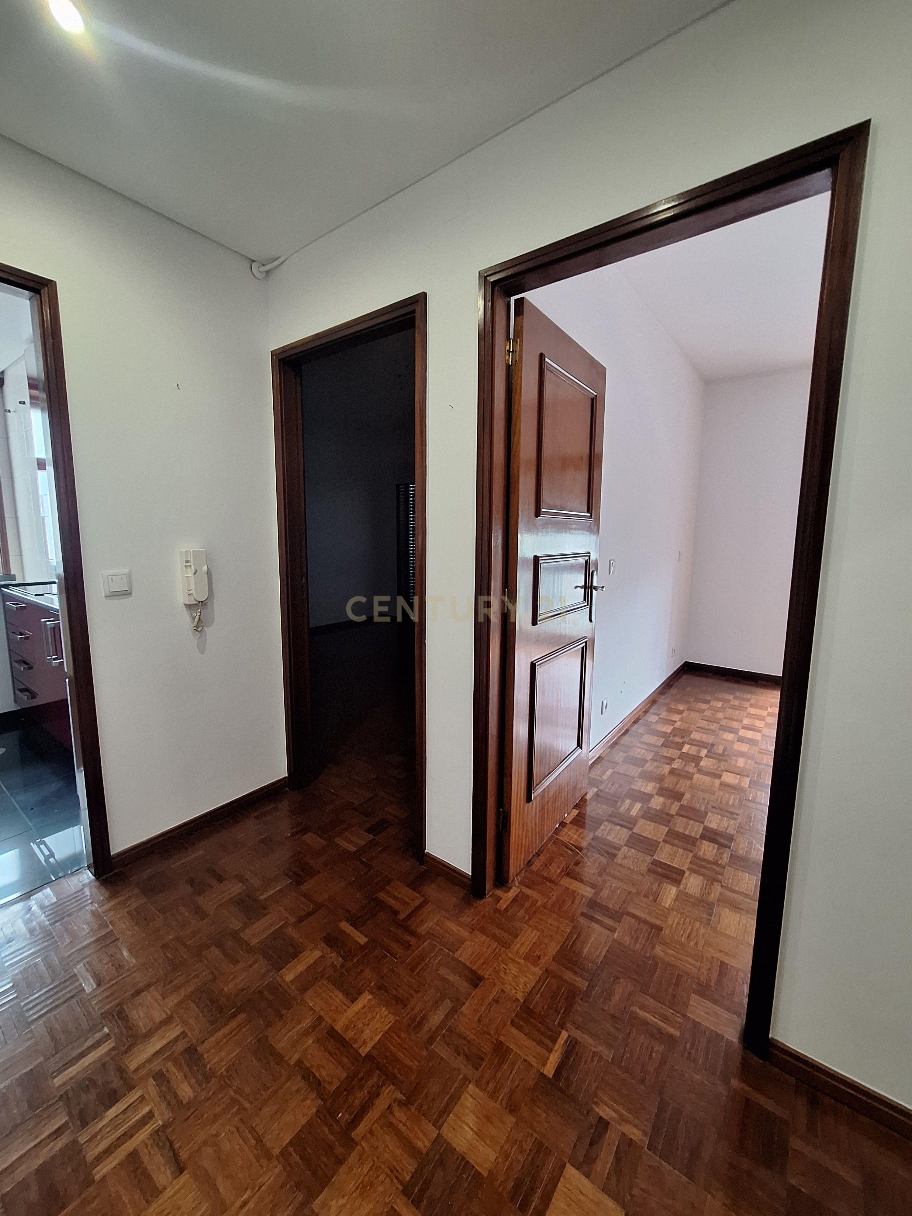 Fotografia 4 de Excelente Apartamento T1 com Varanda, Garagem e Arrumos na Rua de Costa Cabral, Porto