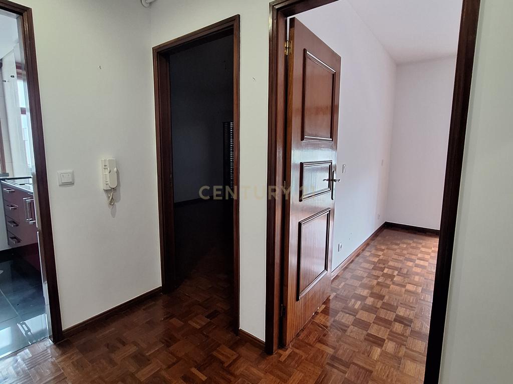 Excelente Apartamento T1 com Varanda, Garagem e Arrumos na Rua de Costa Cabral, Porto - Image 4