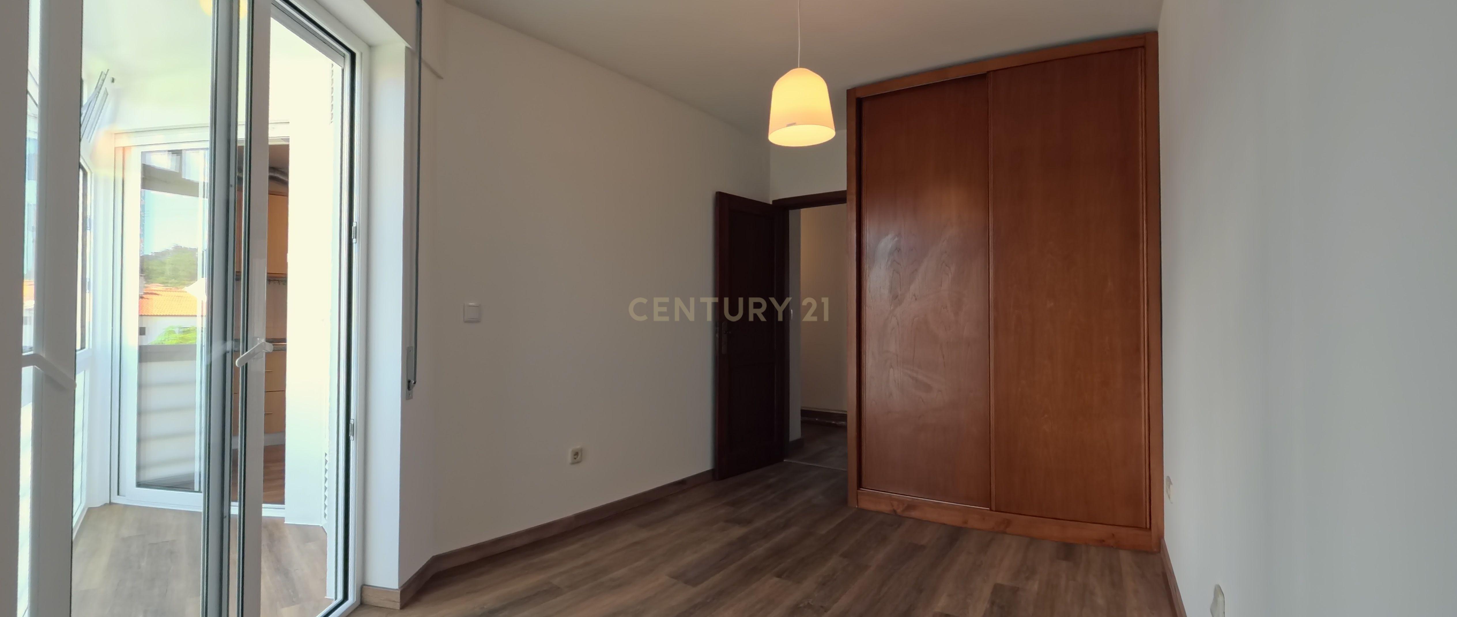 Fotografia 9 de T2 Renovado com Garagem Fechada e 2 Varandas — Palmeira de Faro, Esposende