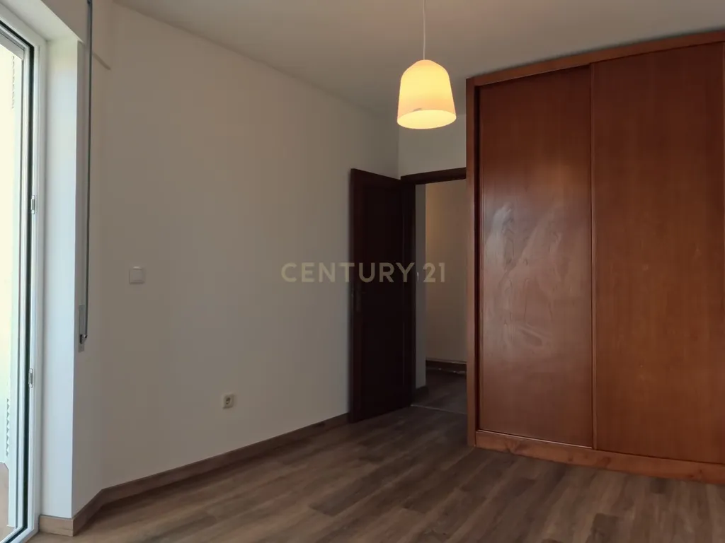 T2 Renovado com Garagem Fechada e 2 Varandas — Palmeira de Faro, Esposende - Image 9
