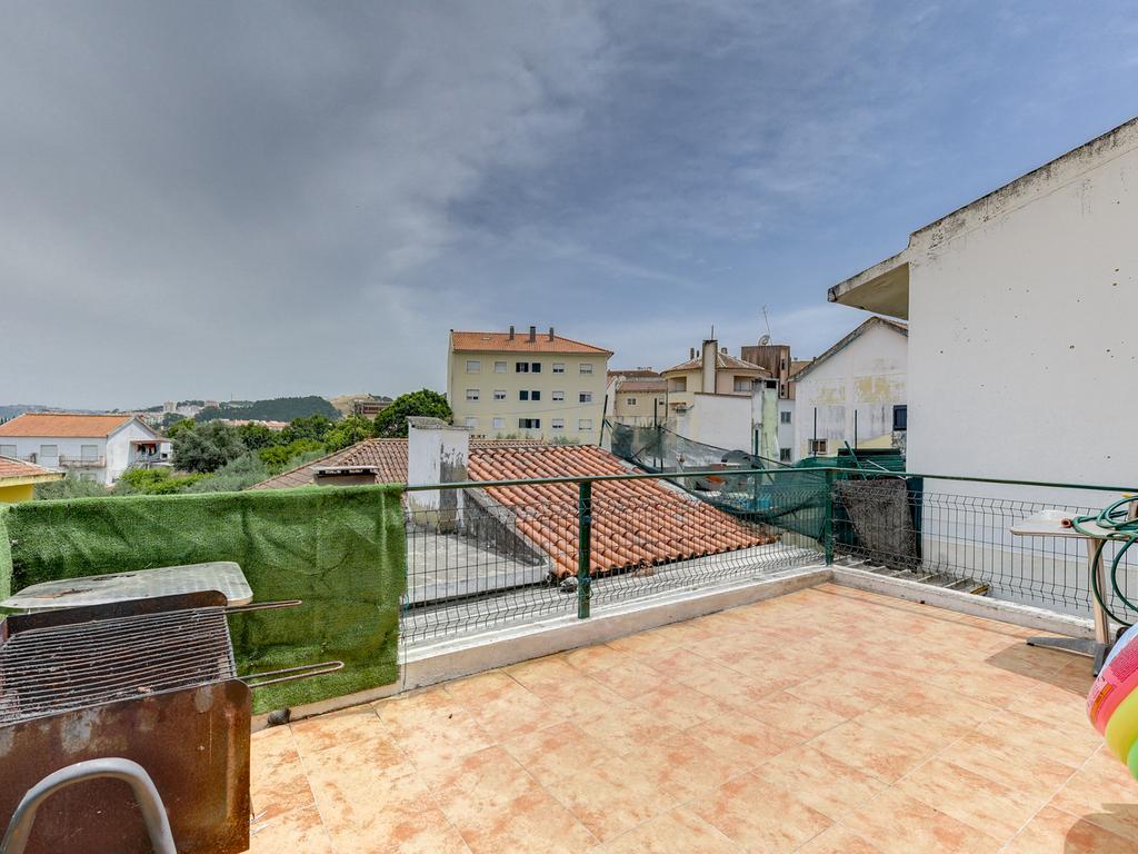 Moradia bifamiliar T4+1 em Pinheiro de Loures, com vistas desafogadas, jardim, pátio, varanda e terraço - Image 14