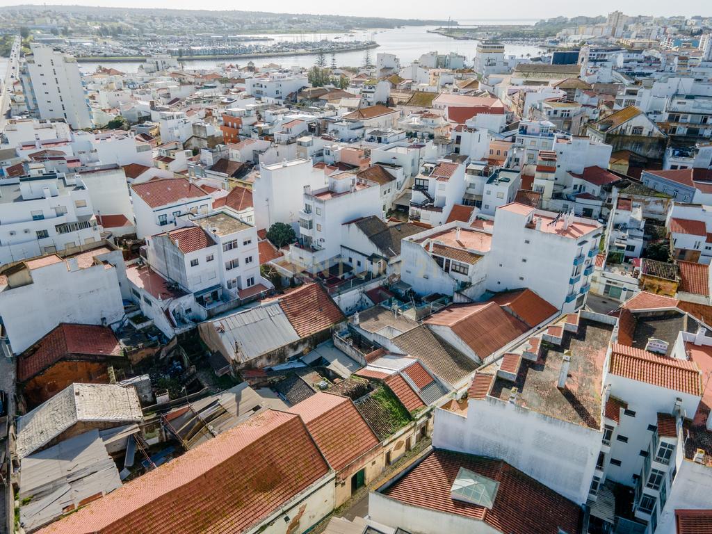 OPORTUNIDADE DE INVESTIMENTO - Edifício térreo 323m2 para recuperação no Centro Portimão - Image 24