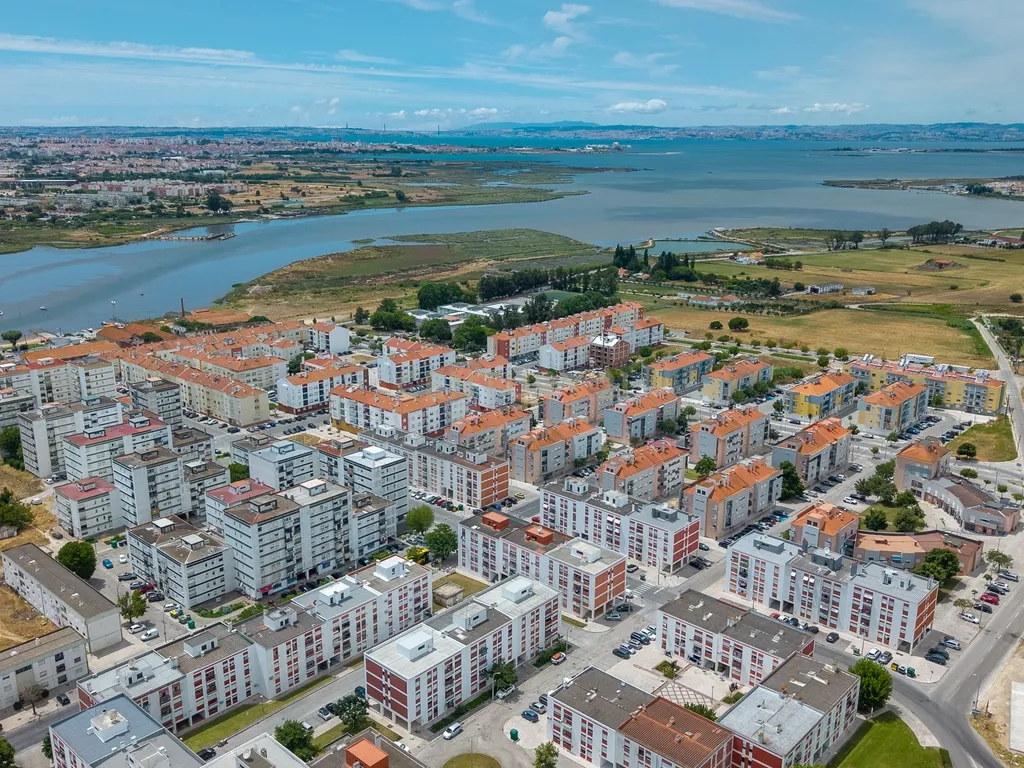 Apartamento T3 com Enorme Potencial de Remodelação na Moita - Image 24