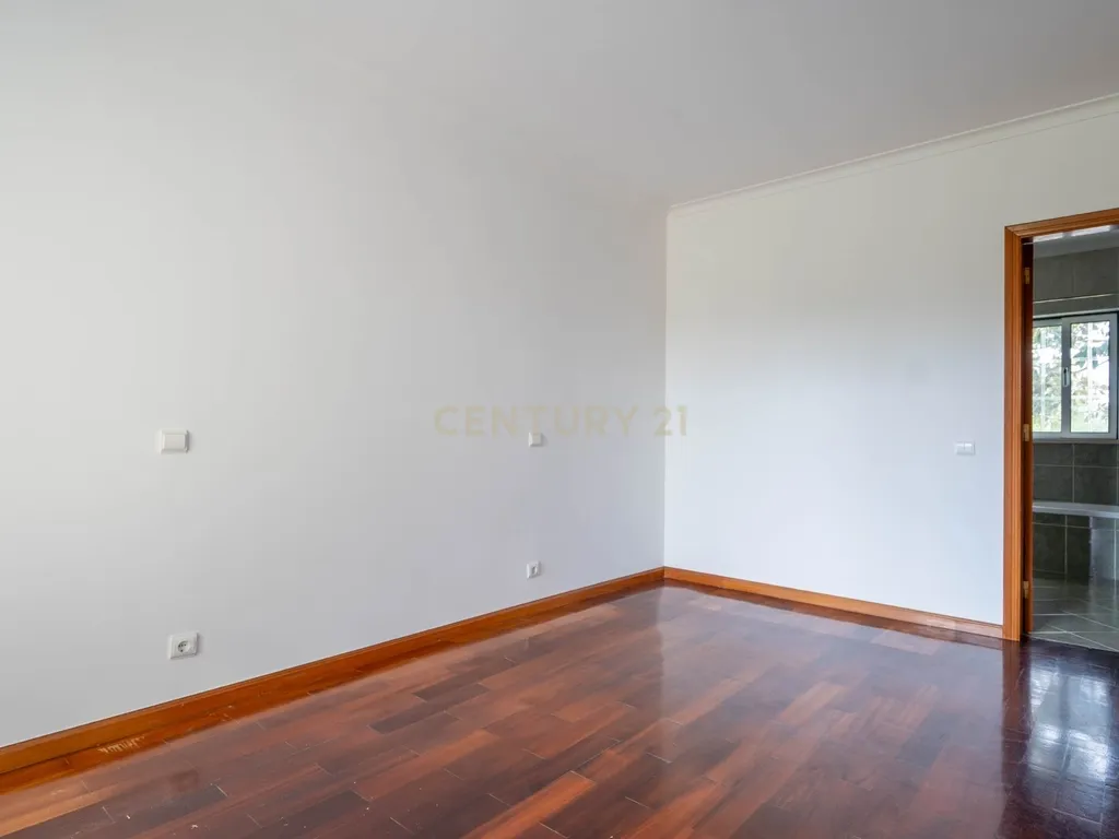 Moradia T5 - C/ terreno - Excelente estado - Image 29