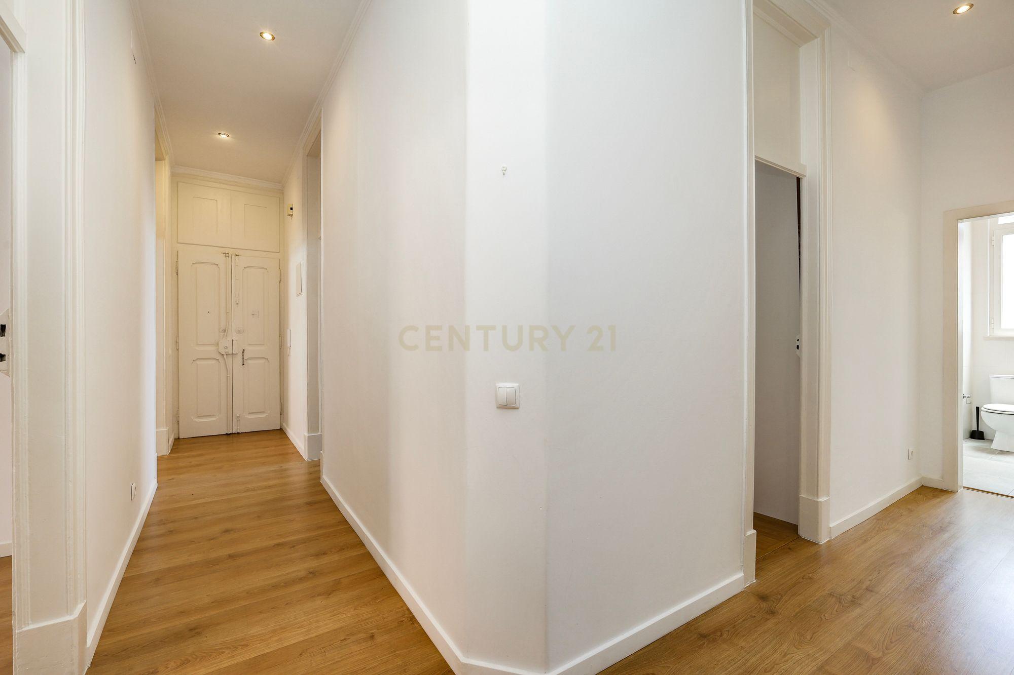 Fotografia 9 de Arrendamento de Apartamento T3, Renovado, na Lapa - Estrela