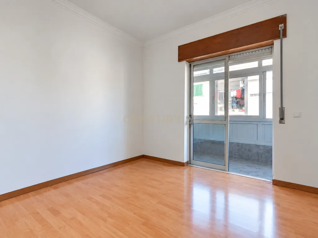 T2+2 Renovado com Sótão, Espaço Exterior e Garagem — Centro de Tires - Image 13