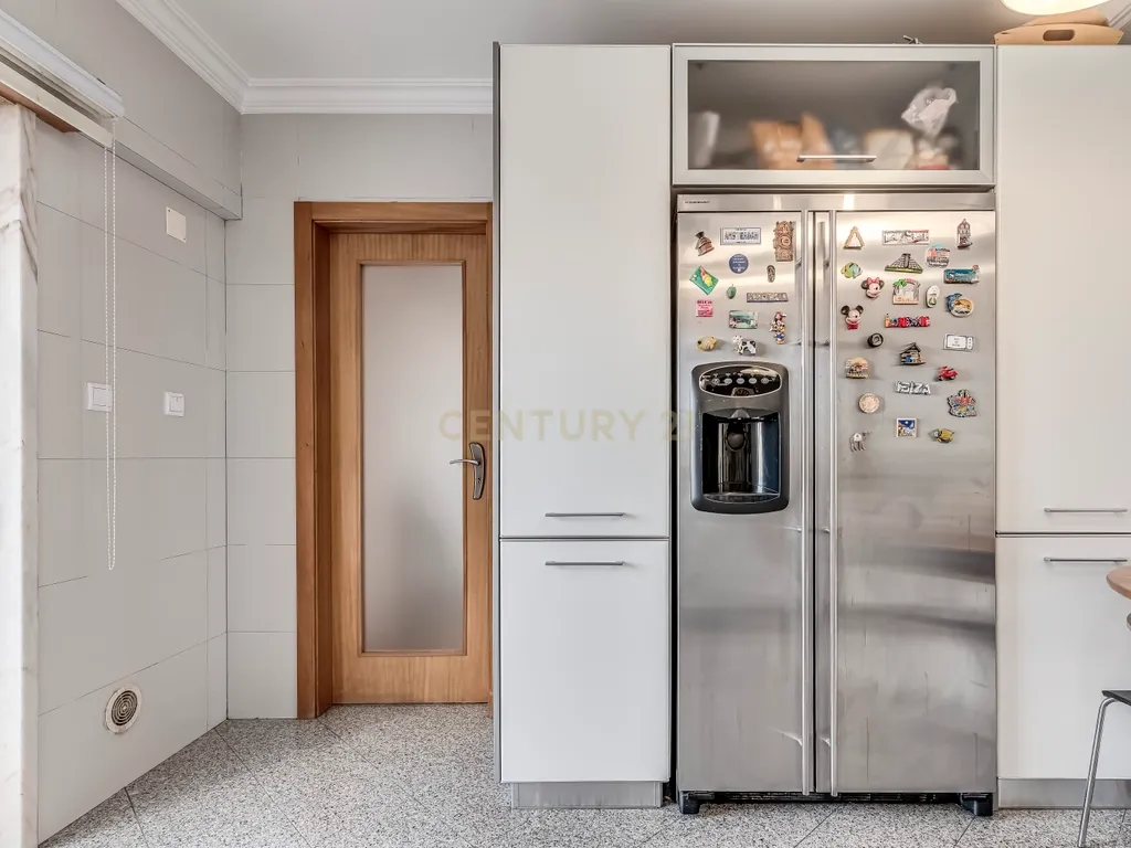 Apartamento T4 em Alfragide com Vista e Excelentes Acabamentos - Image 7