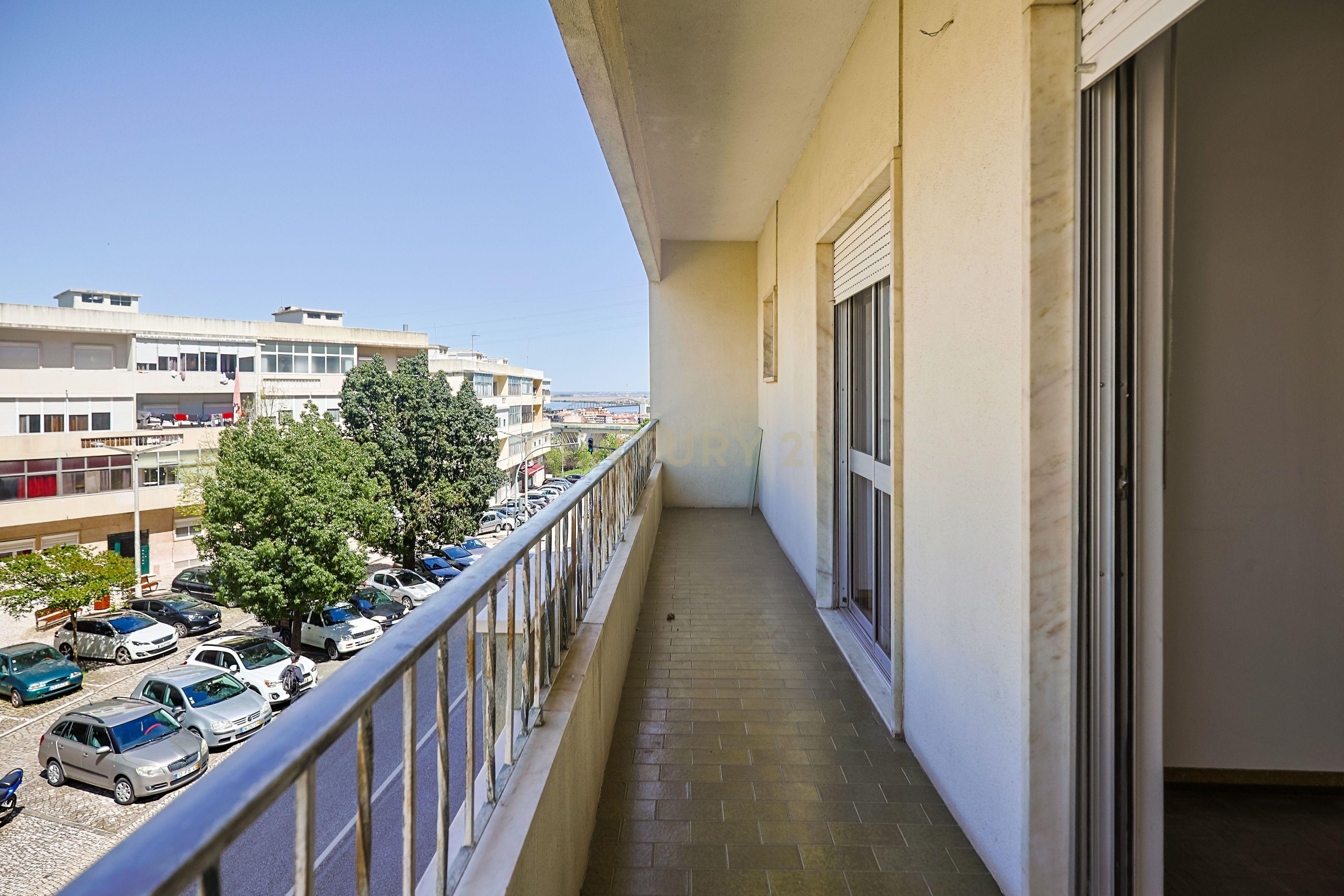 Apartamento T3 com elevador e varanda em Vila Franca de Xira - Image 22