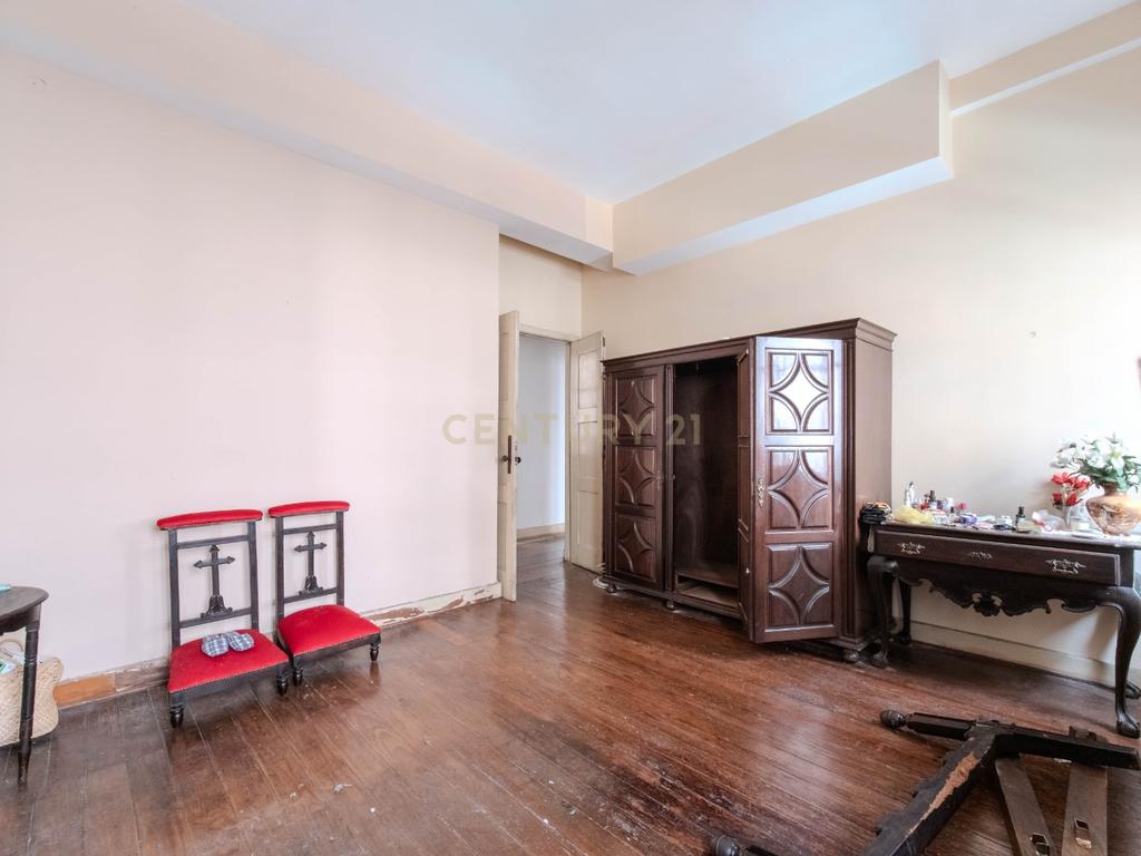 Apartamento T3 para remodelar | Possibilidade de 2 T1 | Centro do Porto - Image 5