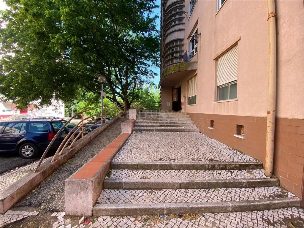 APARTAMENTO T3 OCUPADO ILEGALMENTE, EM PROCESSO JUDICIAL - Image 11