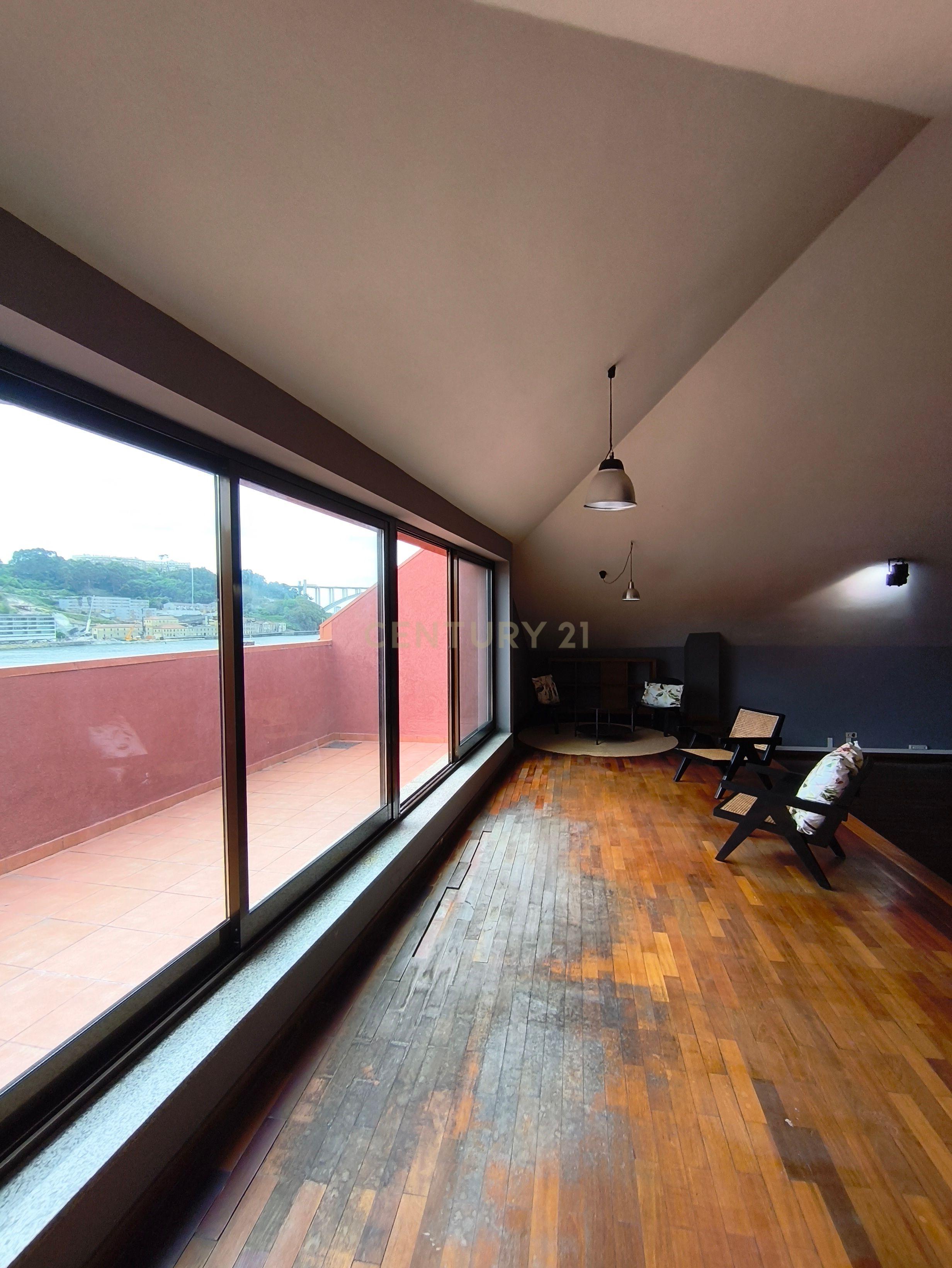 Fotografia 8 de Apartamento Último Andar - Rua Cais das Pedras , rio Douro Porto