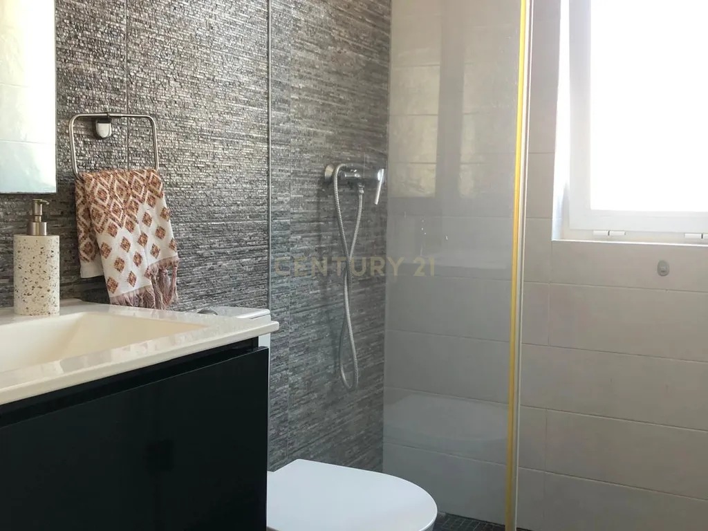 Apartamento T2 com arrecadação, renovado, no centro de Almada - Image 8