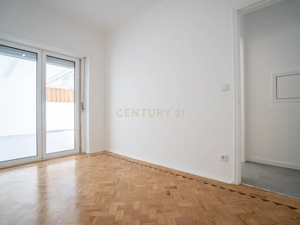 Apartamento Remodelado em Moscavide, Loures - 2 Quartos com Terraço - Image 8