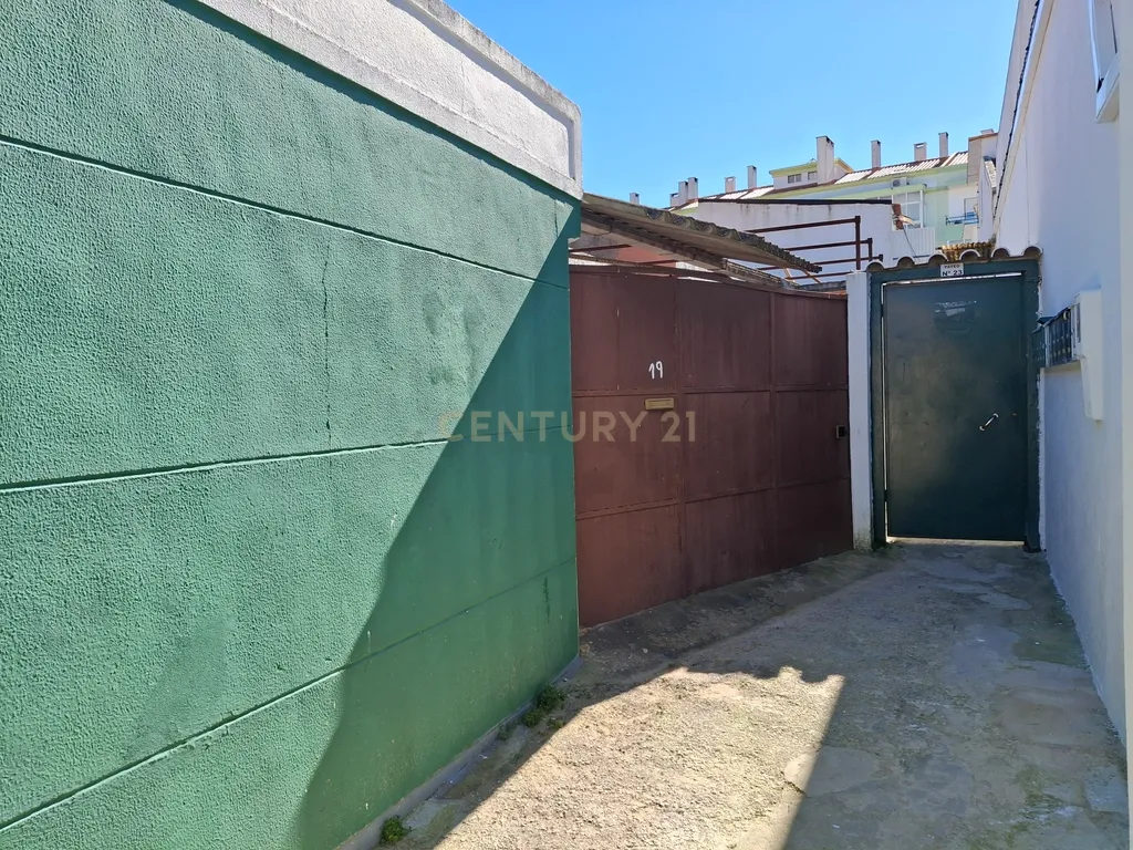 Moradia para Recuperação no Montijo com Jardim e Garagem - Image 4