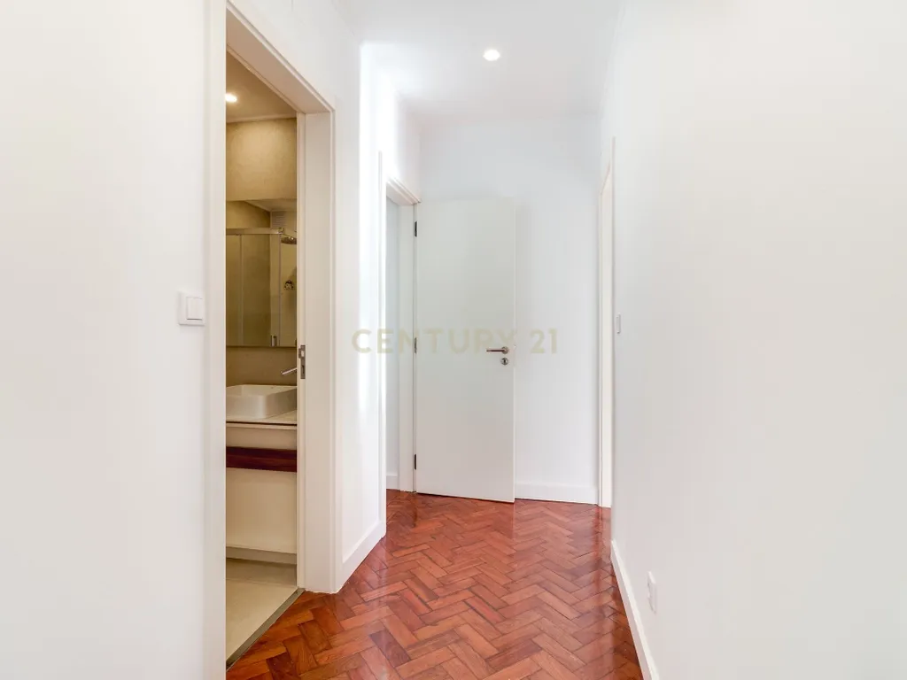 T3 TOTALMENTE RENOVADO COM VARANDA DE 21 m² NO CAMPO PEQUENO – LISBOA - Image 16