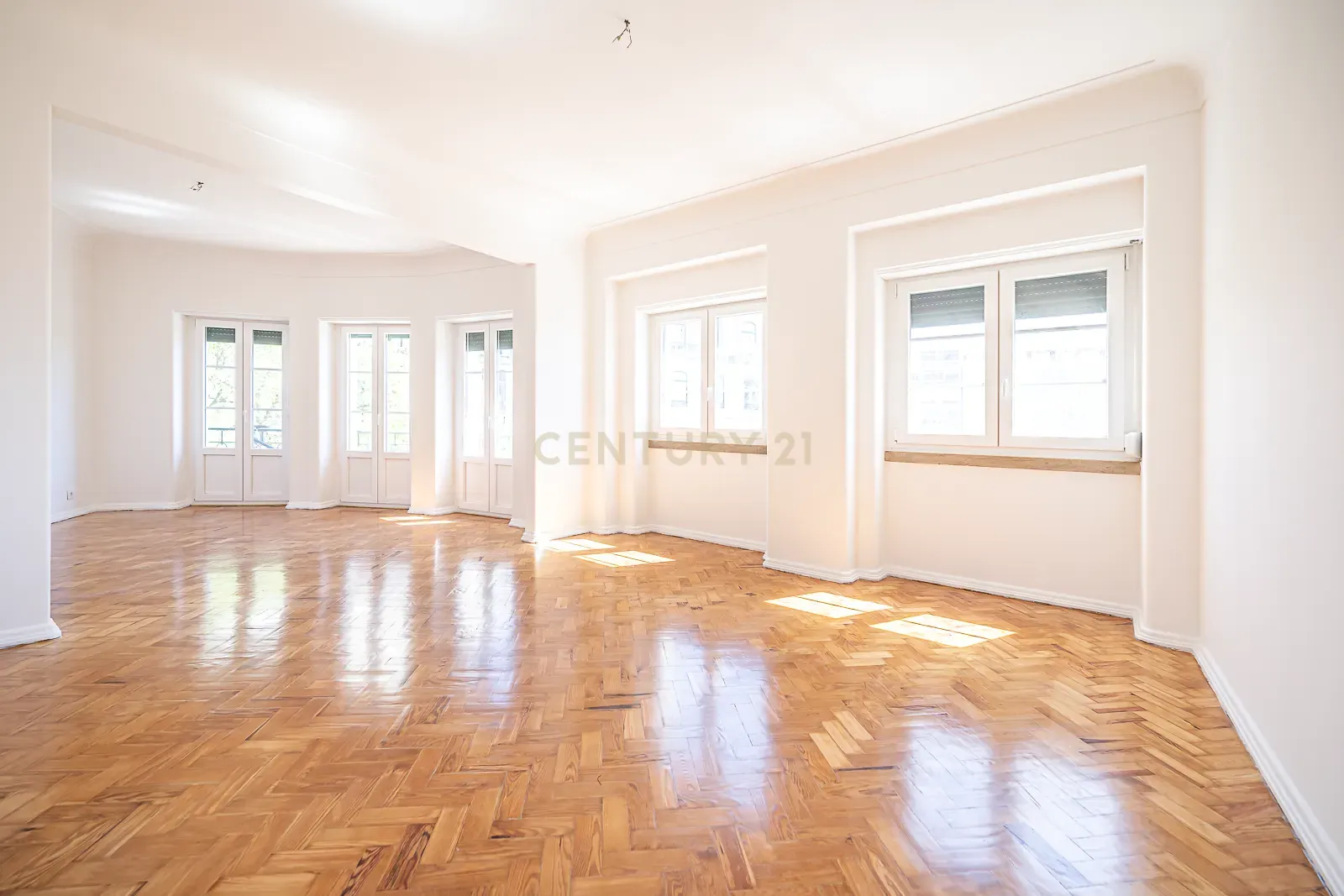 APARTAMENTO T4 TRANFORMADO EM T3 ARROIOS - ARRENDAMENTO - Image 2