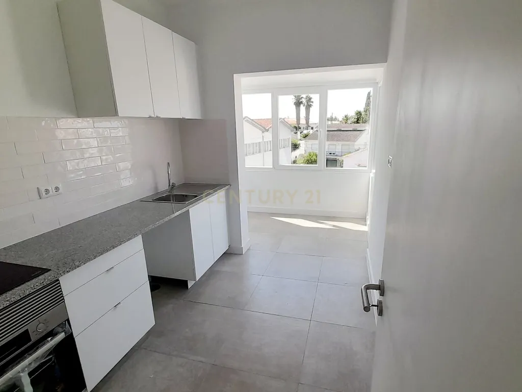 Apartamento t2 remodelado em zona muito sossegada de Santarém - Image 16