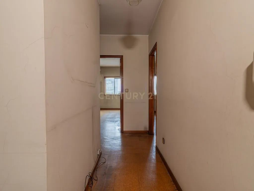 Apartamento T1 em Braga, na União das freguesias de Maximinos, Sé e Cividade em Braga para recuperar - Oportunidade Única! - Image 12