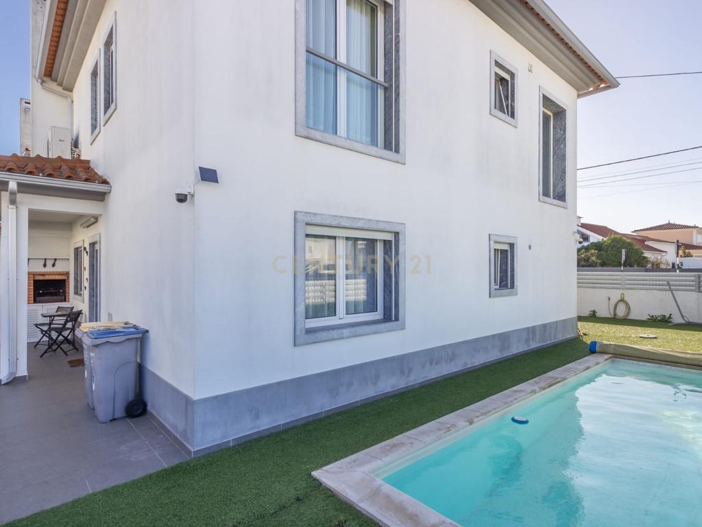 Fernão Ferro - Moradia Isolada de 5 assoalhadas com piscina e quarto no r/c - Image 2