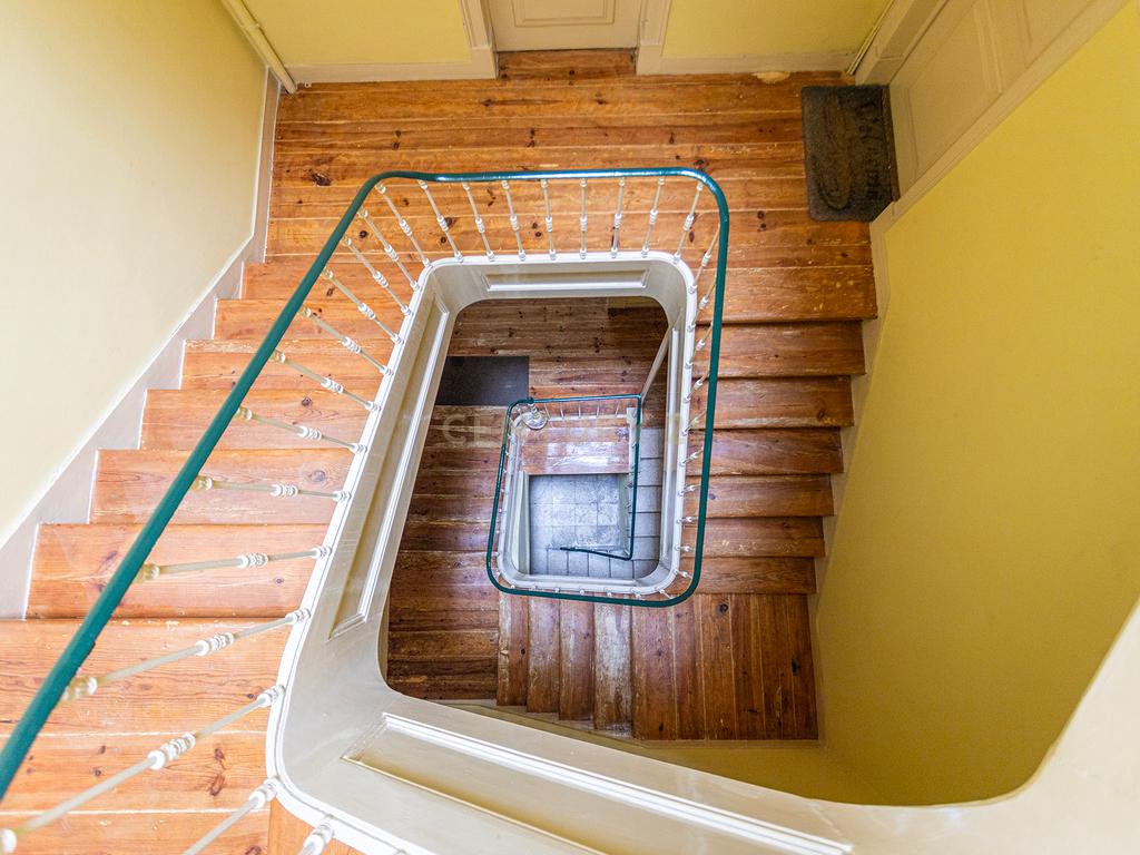 Apartamento T4 Duplex Renovado em Arroios, Lisboa - Image 3